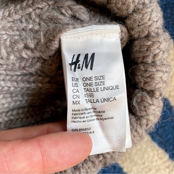 ❄️ H&M GREY WOOL BLEND FAUX FUR POM POM CABLE KNIT WINTER HAT! - Picture 14 of 15